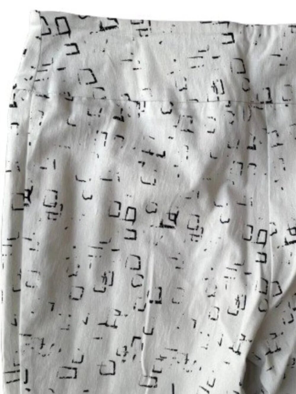Lisette White Stretch Geometric Pattern Capri Pants - Picture 5 of 6